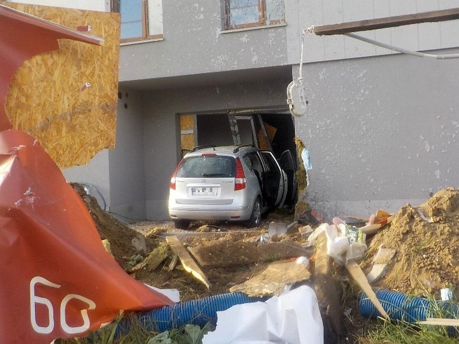 Wbił się samochodem w wejście do klatki schodowej