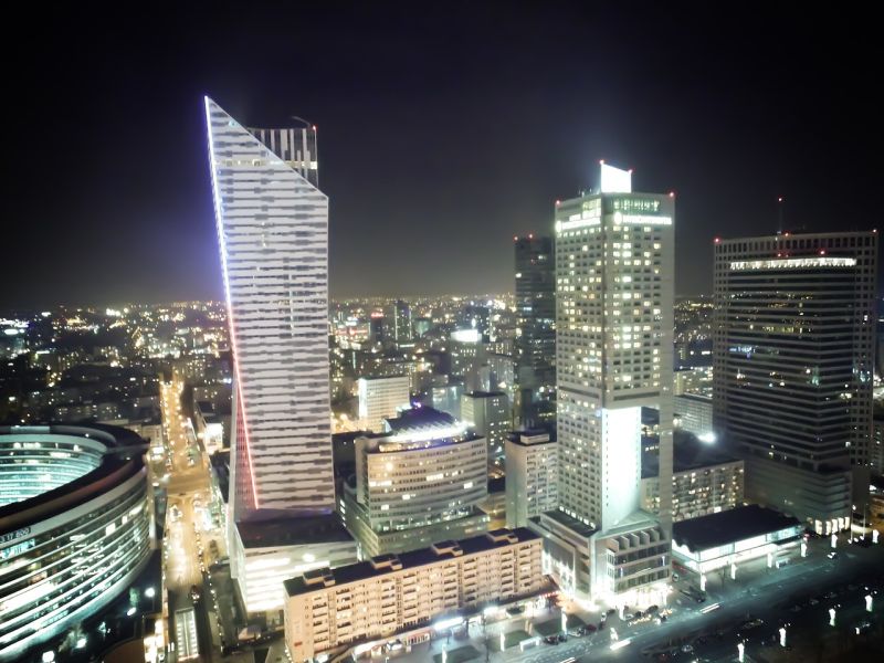 W centralnych dzielnicach Warszawy brakuje biur do wynajęcia.