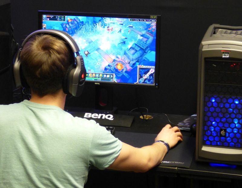 Wystraszony 13-latek powiedział, że uciekł z domu, ponieważ ktoś groził mu bronią.