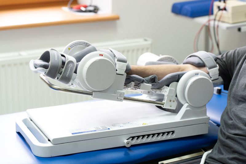 W Płocku roboty pomagają w rehabilitacji