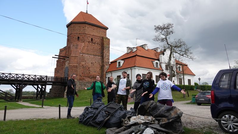 Pracownicy Muzeum na Zamku w Liwie sprzątali brzegi Liwca
