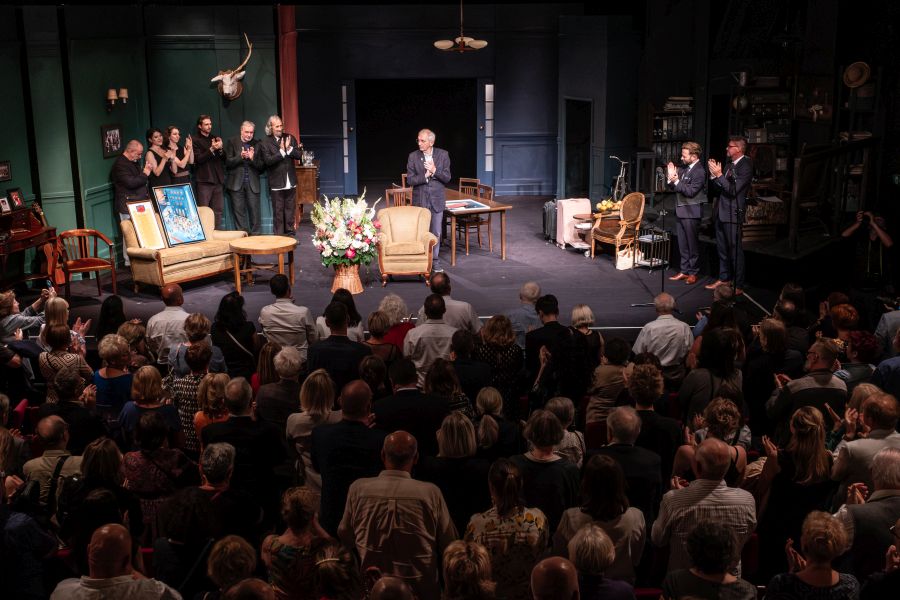 Uroczystość wręczenia odznaczenia Dyrektorowi Maciejowi Englertowi