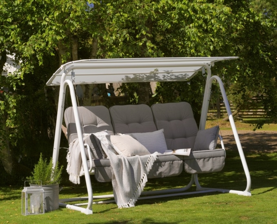 Lato w ogrodzie - czas na relaks czy może intensywne prace porządkowe?