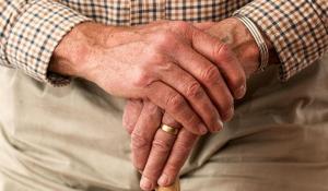 OSZUKAŁ SENIORA PODAJĄC SIĘ ZA URZĘDNIKA