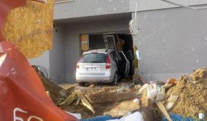 Wbił się samochodem w wejście do klatki schodowej