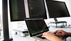 W trzecim kwartale w branży IT można było zarobić nawet 23,5 tys. złotych