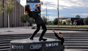 Przyjdź i zagraj - fortepian przed ratuszem w Płocku