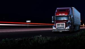 Rozpędzoną ciężarówką przejechał przez środek ronda