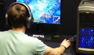 Wystraszony 13-latek powiedział, że uciekł z domu, ponieważ ktoś groził mu bronią.