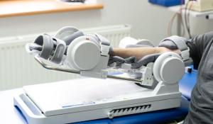 W Płocku roboty pomagają w rehabilitacji