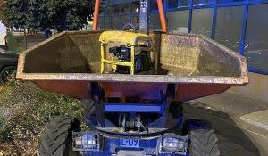 Szalony rajd po chodniku, poszkodowane ogrodzenie i słupki