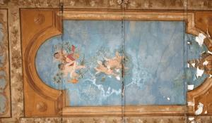 Praska kamienica z pięknie malowaną klatką schodową