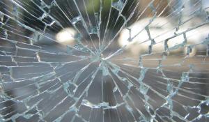 Spadające z naczepy kawałki lodu przyczyną wypadku