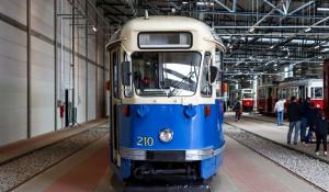 Krakowski przegubowiec na stołecznych torach