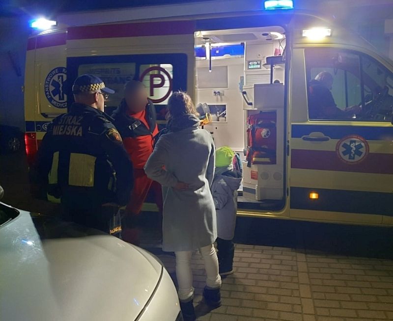 12-latka trzęsąc się leżała na ziemi przed szkołą