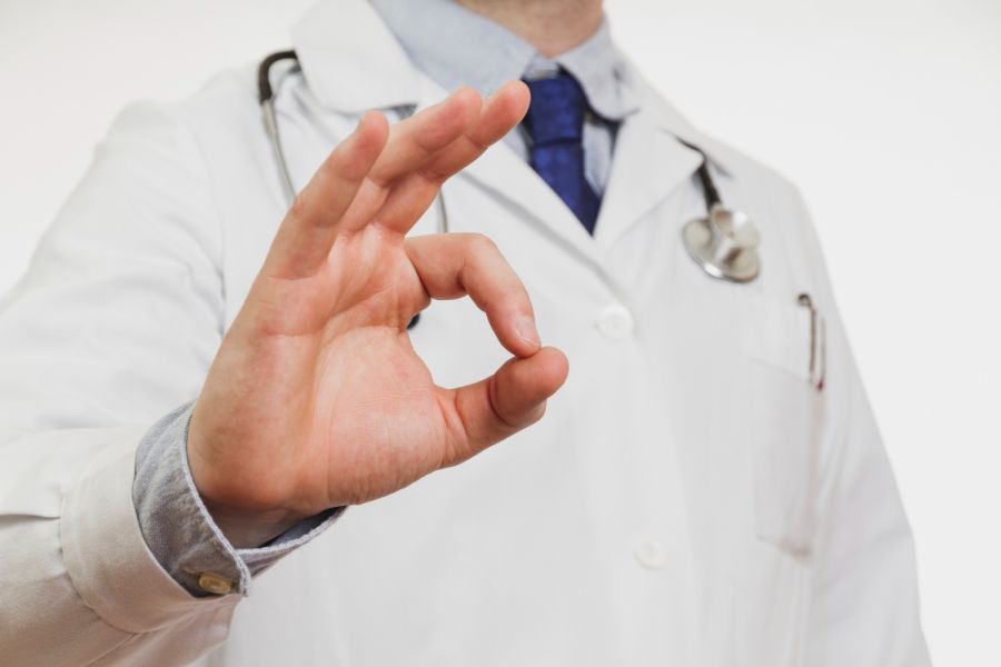 Prywatne pakiety medyczne w Warszawie - które warto znać? Jednym z liderów w dziedzinie opieki zdrowotnej prywatnej w Polsce jest Medicover, oferujący niebywale szeroką gamę pakietów medycznych w Warszawie. Ich główny pakiet obejmuje podstawową opiekę ambulatoryjną, wizyty lekarskie specjalistów oraz diagnostykę laboratoryjną. Medicover wyróżnia się także dostępem do własnych placówek diagnostycznych i szpitali, co znacząco skraca czas oczekiwania na badania i zabiegi. Lux Med to kolejny znaczący gracz na r