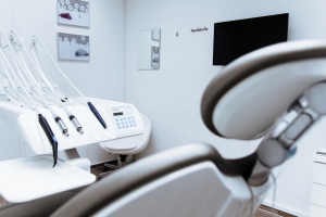 Dobry dentysta w Piasecznie - kogo możemy polecić?