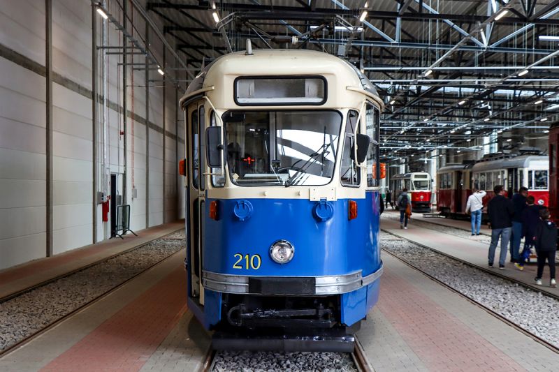 Krakowski przegubowiec na stołecznych torach