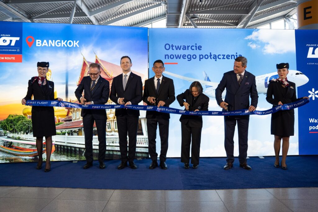 Materiał prasowy PLL LOT dotyczący bezpośrednich lotów Warszawa–Bangkok.